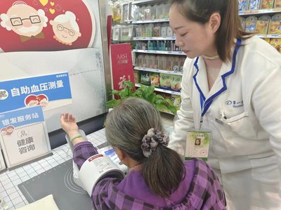 為老年人提供免費(fèi)健康檢測服務(wù)。勞動報(bào)記者陸燕婷 攝影